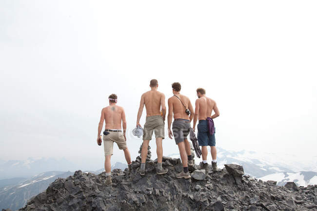 Quattro uomini in piedi sulle rocce, Parco Provinciale Garibaldi, Columbia Britannica, Canada — Foto stock