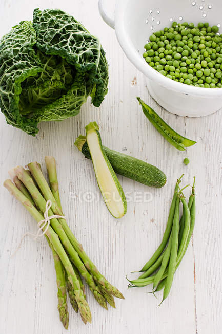 Grünes Gemüse mit Erbsen — Stockfoto