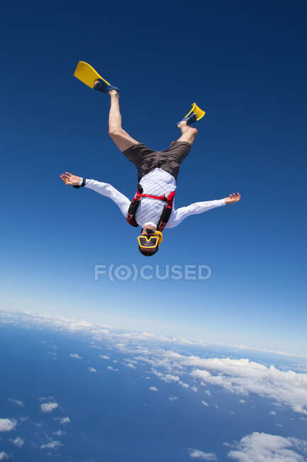 Skydiver in snorkel gear over north shore of Oahu, Hawaii — Stock Photo