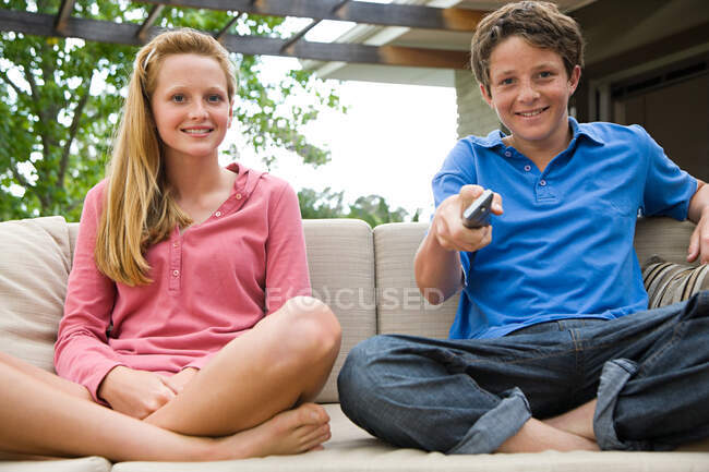 Мальчик и девочка смотрят телевизор — стоковое фото