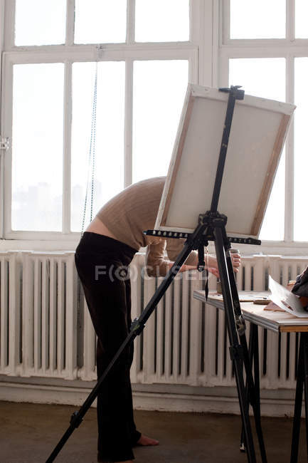 Imagem recortada de artista feminina durante o tempo de trabalho — Fotografia de Stock