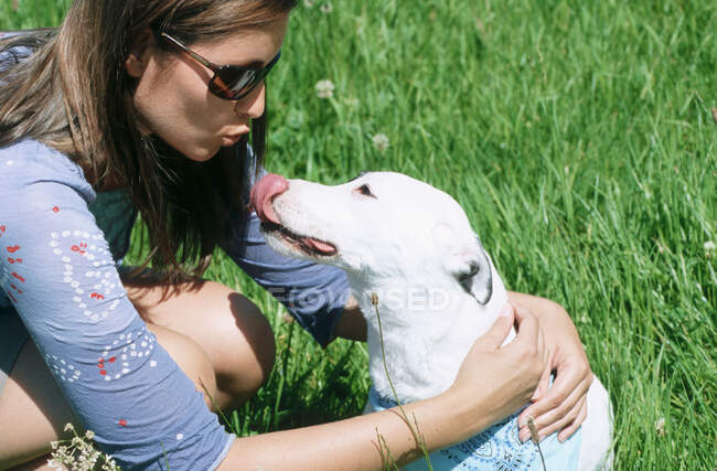 Mujer con perro al aire libre - foto de stock