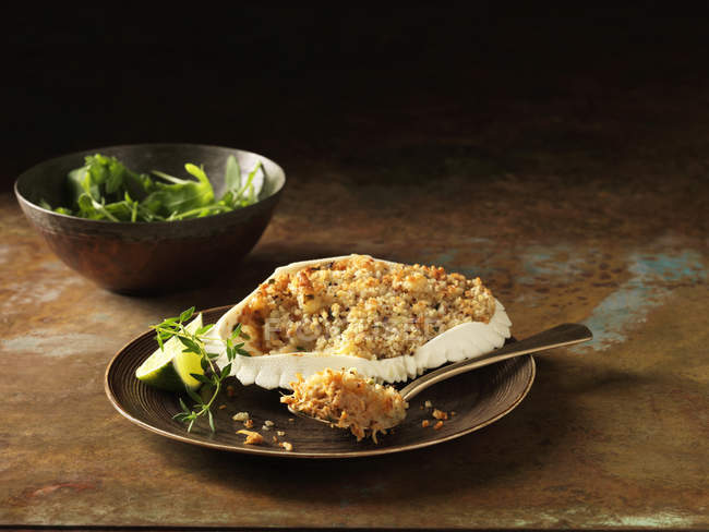 Крабовий гранат в крабовій оболонці з мискою змішаного салату і лайма — стокове фото