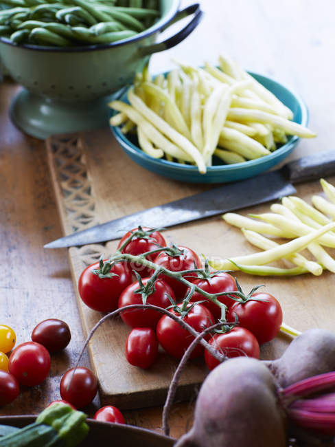 Nature morte de légumes frais avec tomates de vigne, courgettes et betteraves — Photo de stock