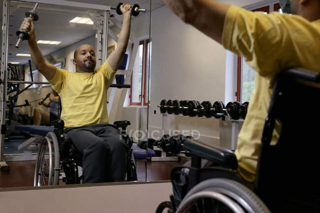 Homem com deficiência levantando pesos — Fotografia de Stock