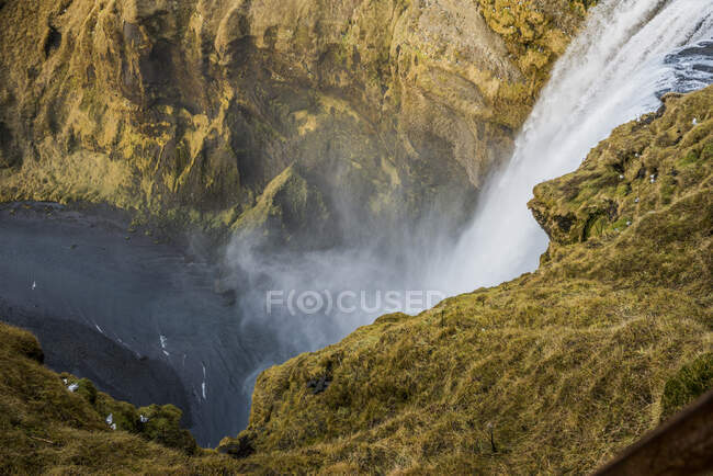Красивый водопад в горах — стоковое фото