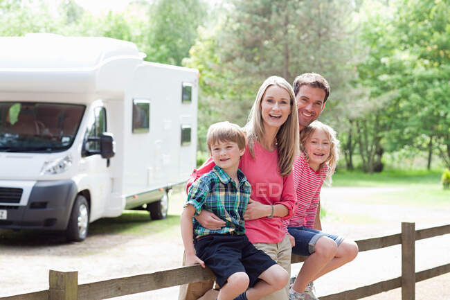 Família feliz em férias de caravana — Fotografia de Stock