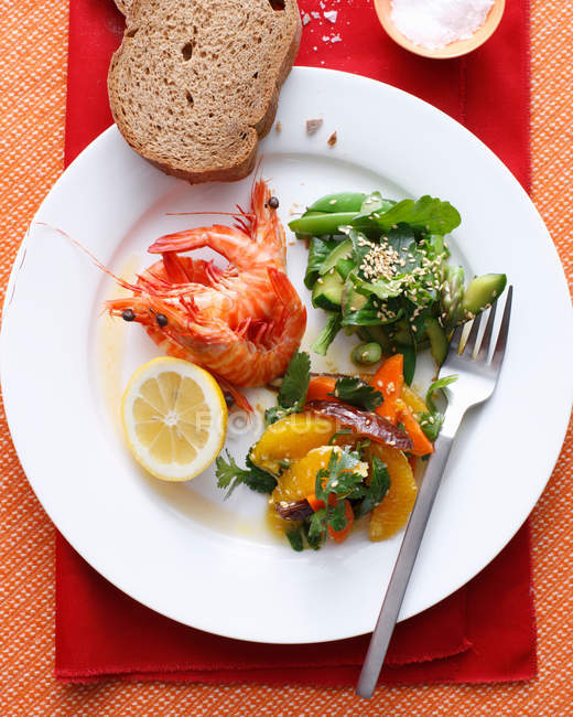 Vista de perto do prato de camarões com saladas e pão — Fotografia de Stock