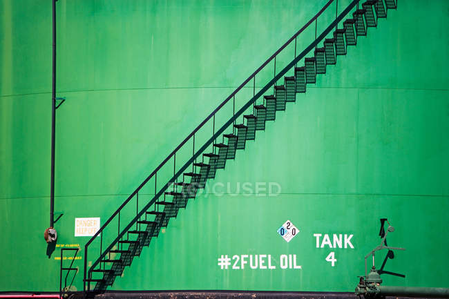Serbatoio olio e parete verniciata verde — Foto stock