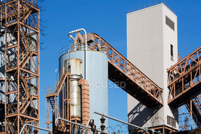 Vista dell'infrastruttura di fabbrica e del silo — Foto stock