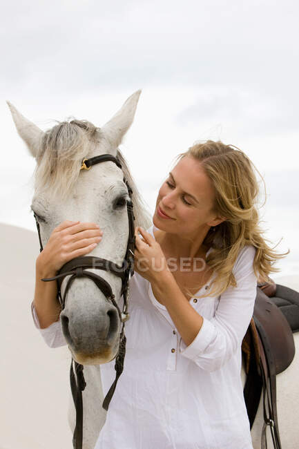 Жінка з конем на пляжі — стокове фото