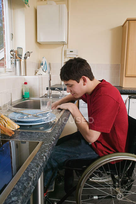 Hombre discapacitado lavándose - foto de stock