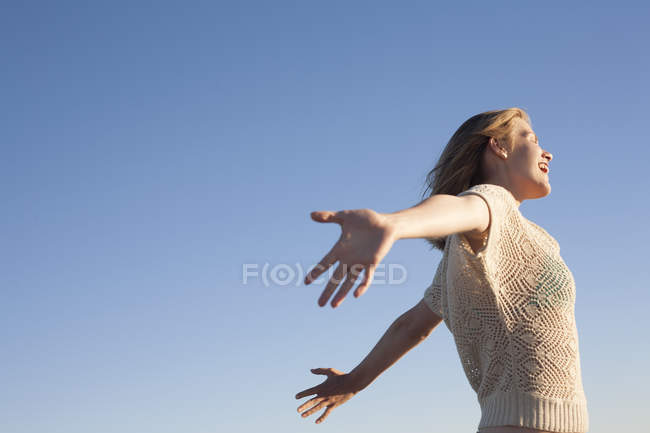 Lächelnde Frau genießt Strand, luftige Spitze, Königinnen, New York, USA — Stockfoto