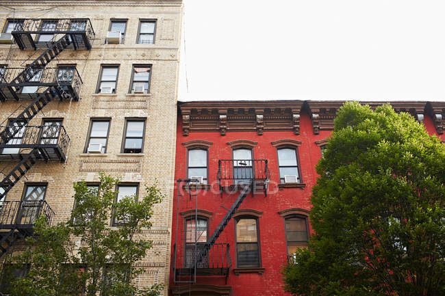 Bottom view of Apartment buildings, Williamsburg, New York, USA — Stock Photo