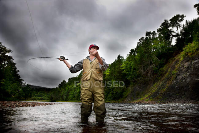 Pescador de mosca en Margaree River, Cape Breton Island, Nueva Escocia - foto de stock