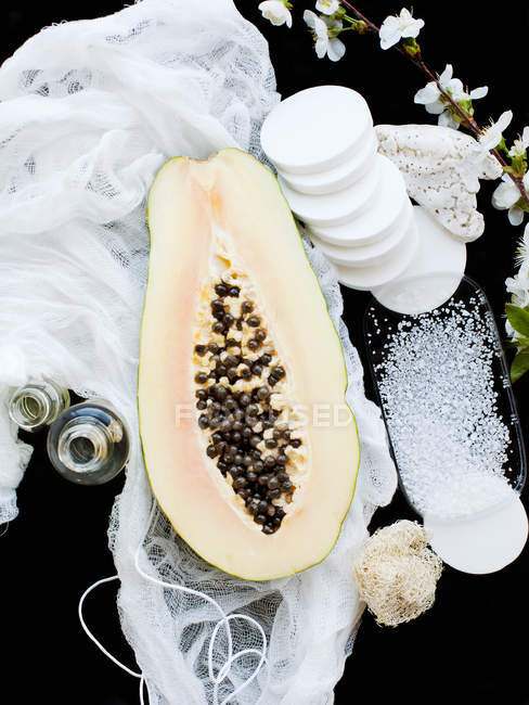 Natura morta aromatica con papaia — Foto stock