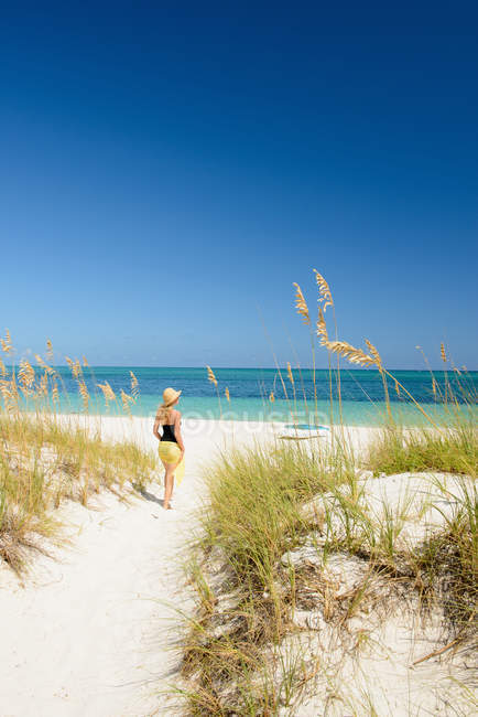Mulher de pé na praia, Grace Bay, Providenciales, Turks and Caicos, Caribe — Fotografia de Stock
