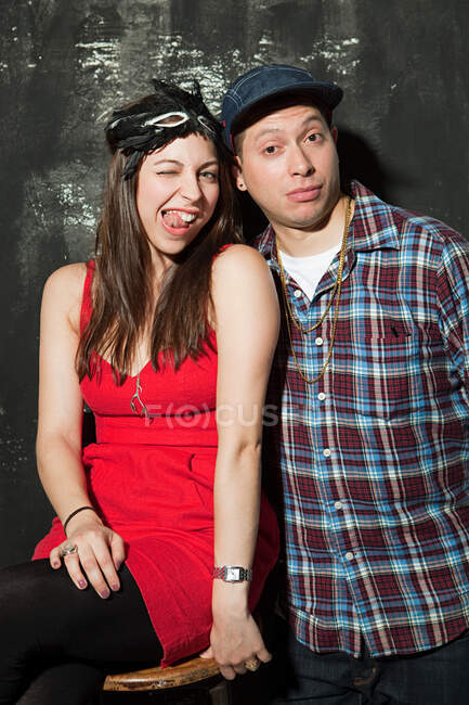 Jovem casal na festa — Fotografia de Stock