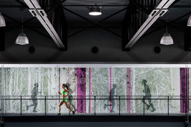 Jeune femme jogging sur la salle de gym balcon — Photo de stock