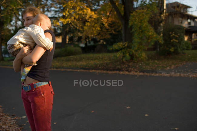 Mãe abraçando filho criança — Fotografia de Stock