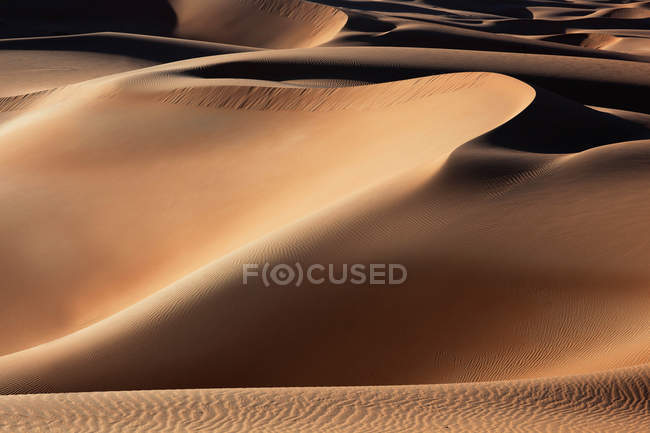 Dunes de sable du désert sous le ciel bleu — Photo de stock