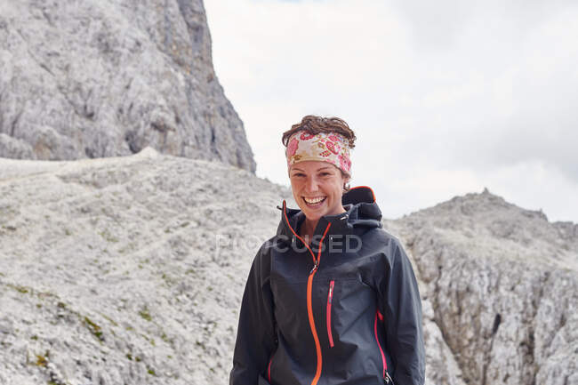 Retrato del excursionista mirando a la cámara sonriendo, Austria - foto de stock