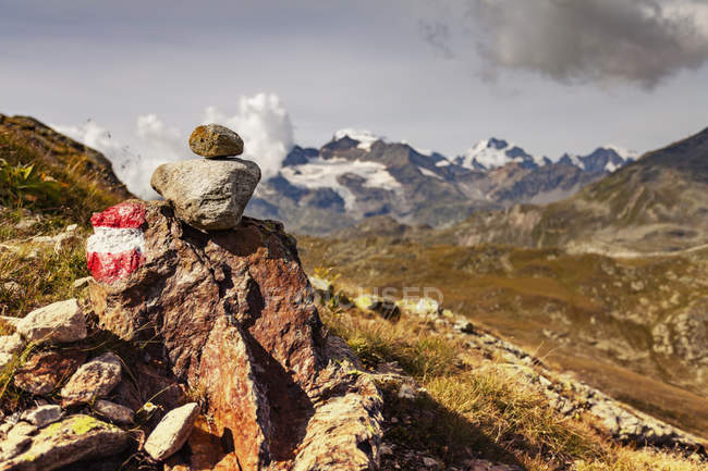Pila di rocce dipinte, vista sulle montagne — Foto stock