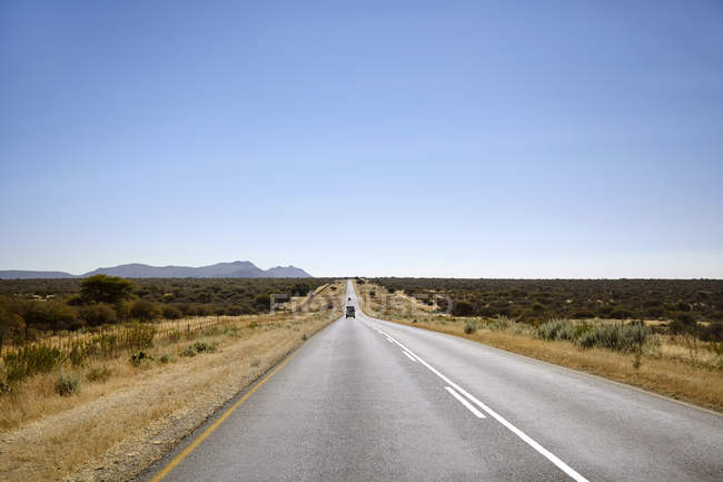 Paisagem e rodovia reta, Namíbia, África — Fotografia de Stock