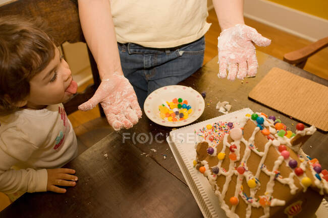 Madre e hija haciendo pastel - foto de stock
