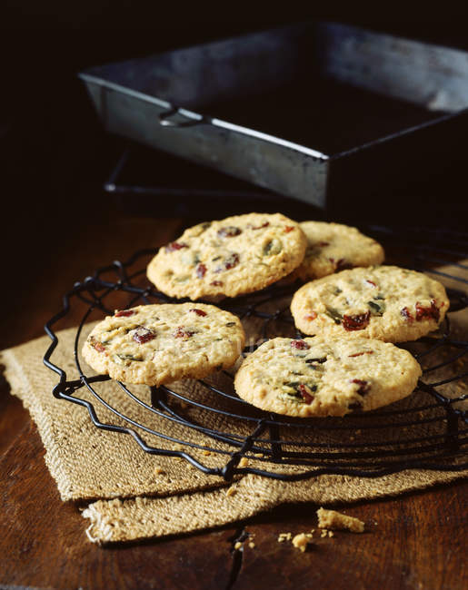 Pistachio and cranberry oat cookies on cooling rack — Stock Photo