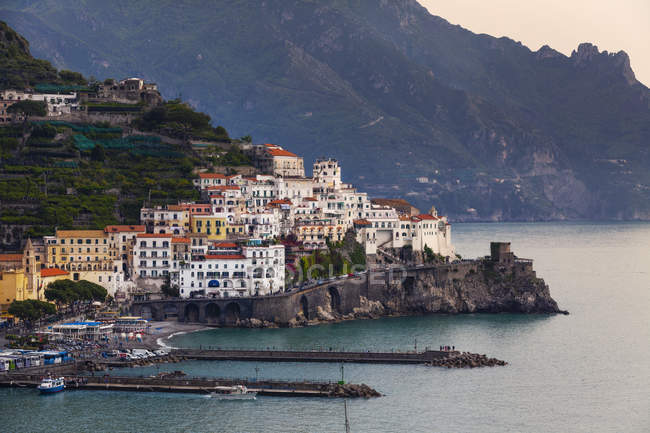 Gebäude an der Klippe und Yachthafen, Amalfi, Amalfi-Küste, Italien — Stockfoto