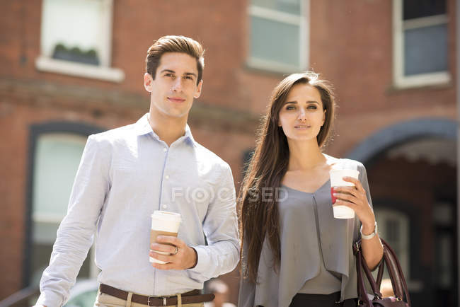 Jovem empresário e mulher com café takeaway, Londres, Reino Unido — Fotografia de Stock