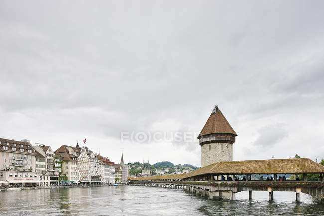 Pont de la Chapelle et château d'eau, Lucerne, Suisse — Photo de stock