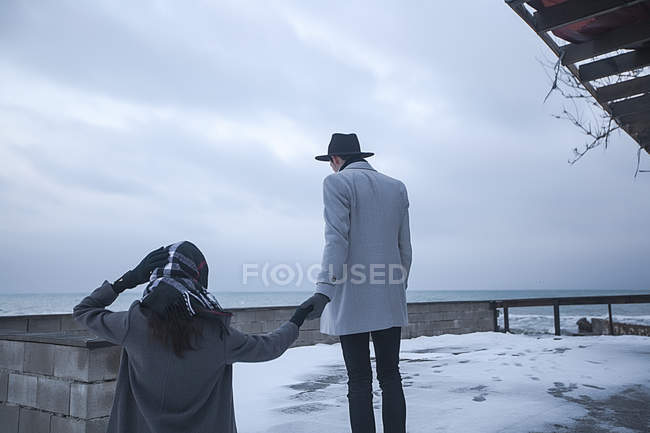 Casal em férias de inverno, Odessa, Ucrânia — Fotografia de Stock