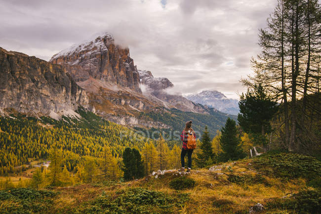 Hiker enjoying scenery, Mount Lagazuoi, Dolomite Alps, South Tyrol, Italy — Stock Photo