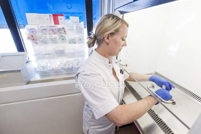 Enfermeira trabalhando no armário de segurança biológica — Fotografia de Stock