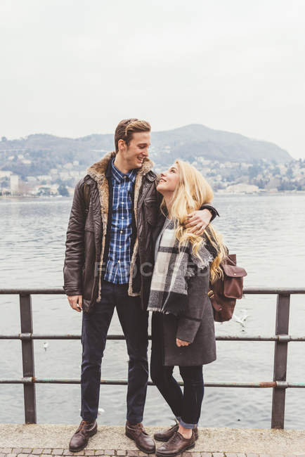 Parejas jóvenes románticas en el Lago de Como, Italia - foto de stock