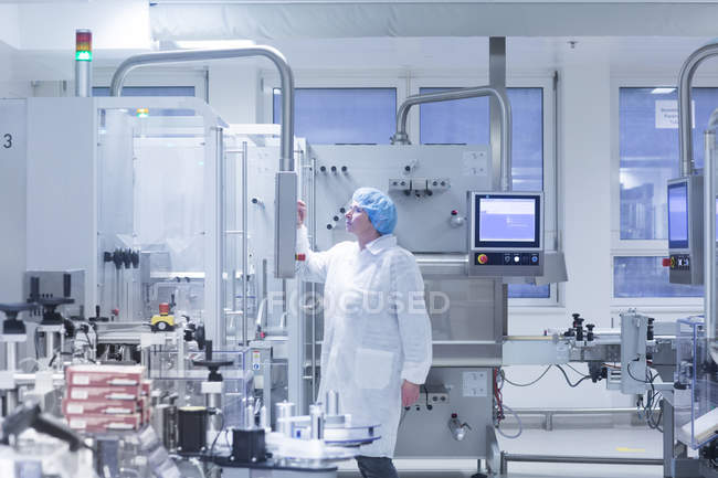 Працівник операційної техніки на фармацевтичному заводі — стокове фото