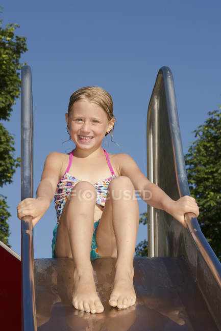 Porträt eines Mädchens auf Wasserrutsche am Seeoner See, Bayern, Deutschland — Stockfoto
