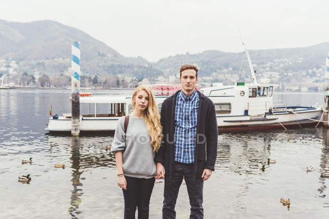 Retrato de jovem casal de mãos dadas no nebuloso Lago de Como, Itália — Fotografia de Stock