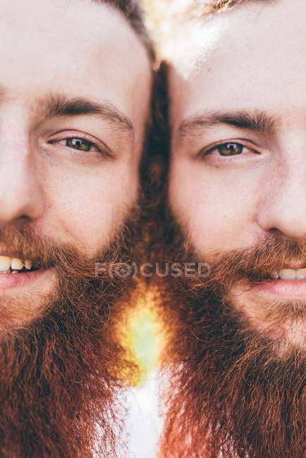 Обрезанный крупным планом портрет молодых хипстерских близнецов с рыжими бородами — стоковое фото