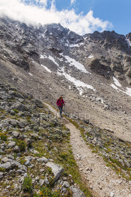 Vista panorámica del excursionista en las montañas, Davos, Suiza - foto de stock