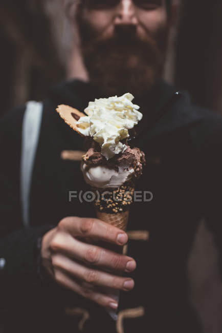 Hand of man holding gelato in dark alley, Venice, Italy — Stock Photo