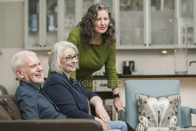 Heureux aînés se détendre à la maison — Photo de stock