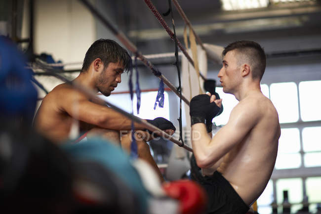 Boxeador haciendo ejercicio con compañero de sparring - foto de stock