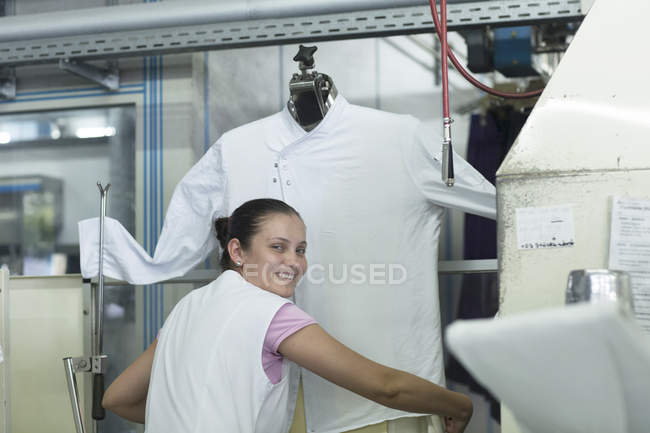 Donna in lavanderia utilizzando manichino fumante — Foto stock