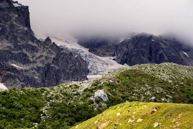 Сільських краєвид гір у фоновому режимі, Кавказу, Грузії, Сванеті — стокове фото