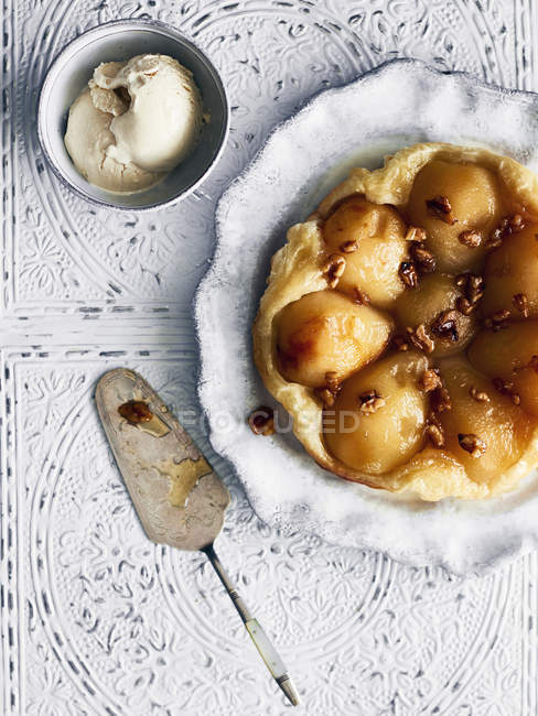 Plate of pear tart and ice cream in bowl — Stock Photo