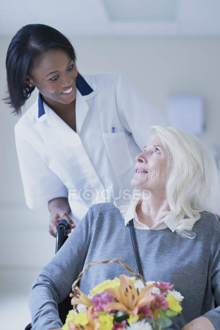 Черный врач с белой пациенткой — стоковое фото
