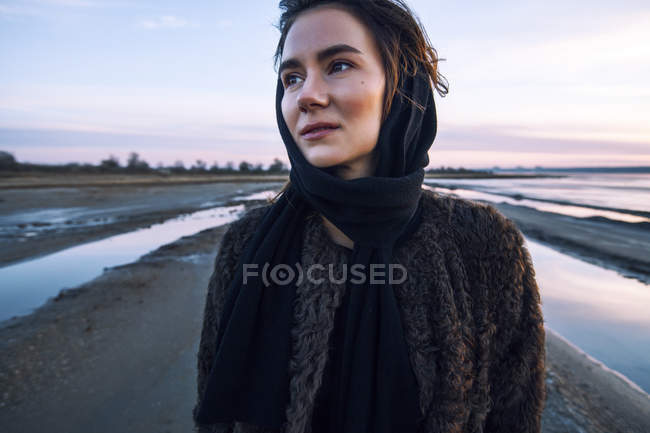 Retrato de la mujer de pie en la playa - foto de stock